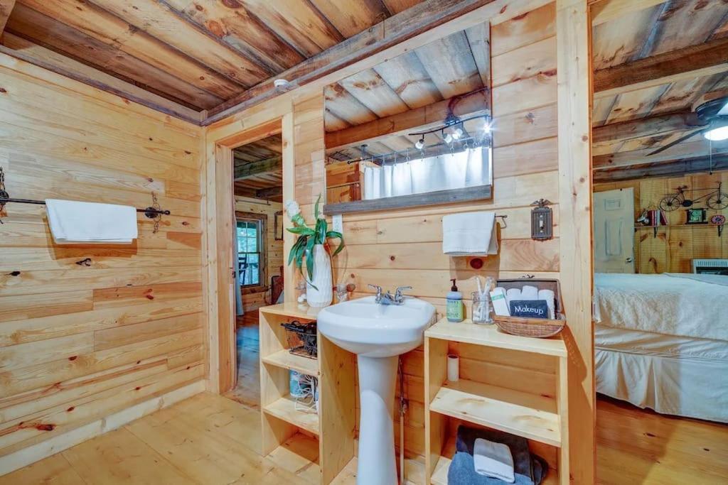 Bear Den Bungalow With Hot Tub Near Blue Ridge And Ellijay Bagian luar foto